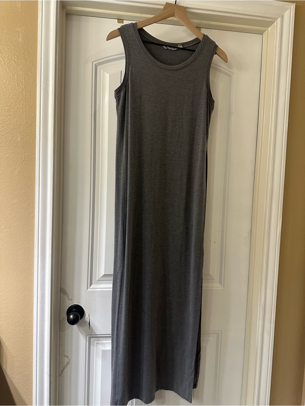 Athleta Sleeveless Maxi Scoop
Neck dress Asymmetric slit dress small EUC